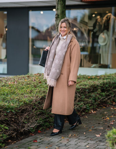 Outfit met lange mantel
