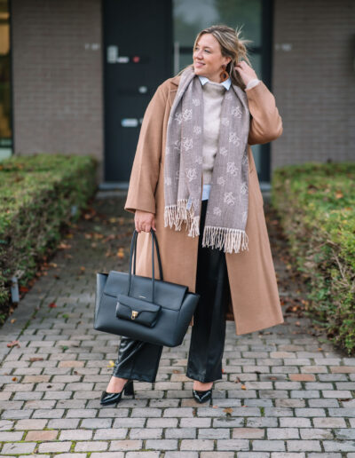 VIDEO::https://boetiek-chic.be/wp-content/uploads/2026/10/beige-mantel.mov|Outfit met sjaal, mantal en handtas