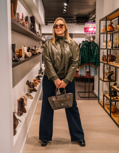 Outfit met khaki leren jasje en jeansbroek