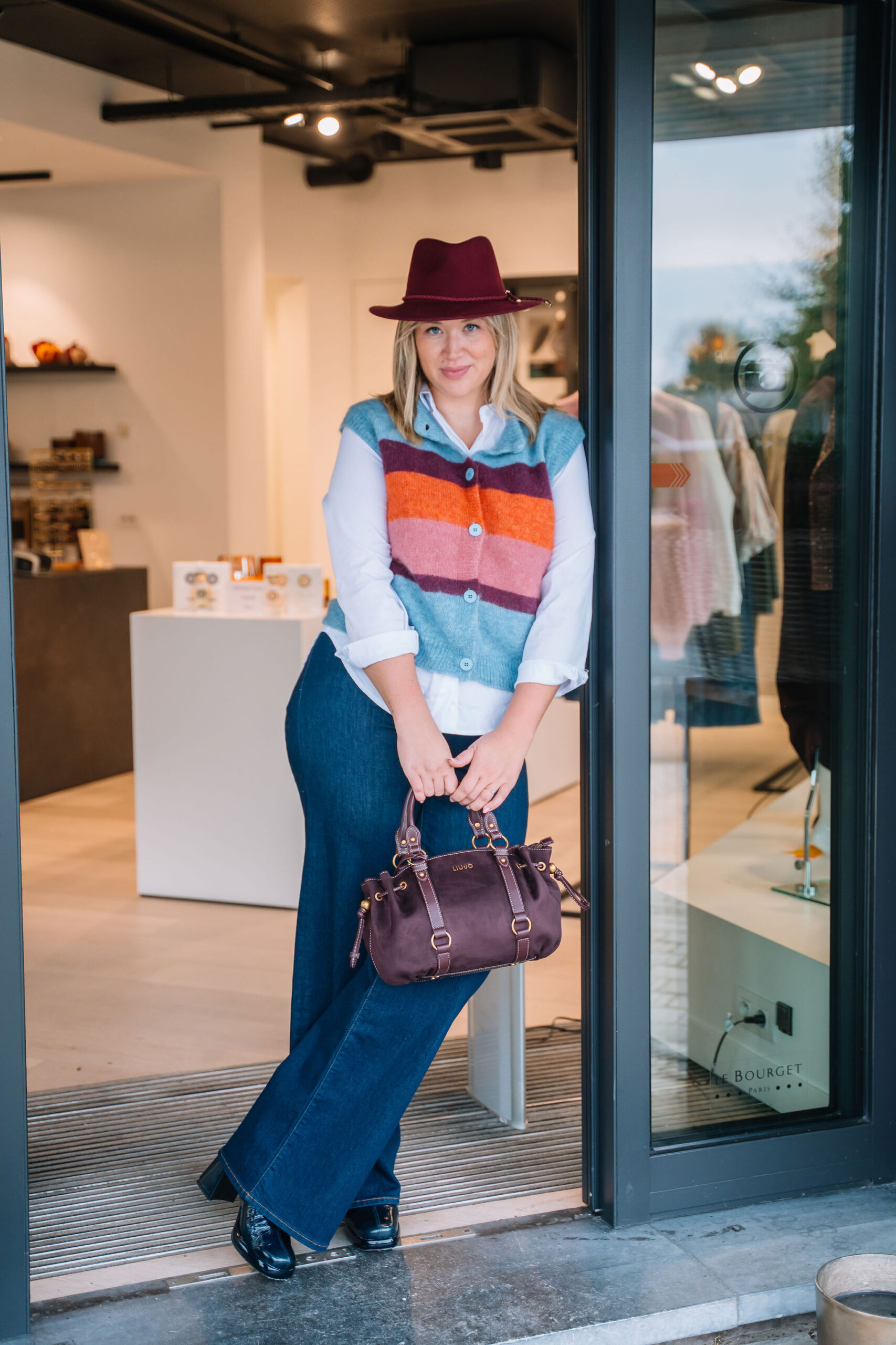 Outfit met hoedje en gestreept truitje